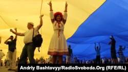 Святкування Дня Незалежності. Люди розгорнули рекордно великий український прапор. Київ, 24 серпня 2012 року