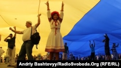 Празднование Дня Независимости. Люди развернули рекордно большой украинский флаг. Киев, 24 августа 2012 года