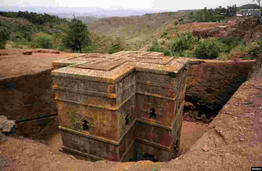 Prema legendi, anđeli su pomogli kralju Lalibeli u izgradnji ove crkve i sličnih njoj u 11. i 12. stoljeću nakon što je od Boga dobio zahtjev da stvori novi Jeruzalem u Etiopiji. (23. april 2011.)