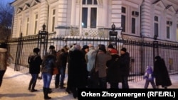 Активисты проводят акцию у посольства Украины. Астана, 20 февраля 2014 года.