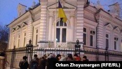 Activisti locali in fata ambasadei Ucrainei din Astana, Kazahstan.
