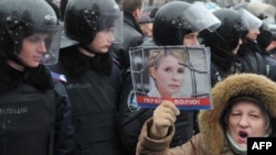 300 прихильників Тимошенко зібралися біля Апеляційного суду Києва на її підтримку