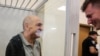 Боевик группировки «ДНР» Владимир Цемах (слева) во время заседания Киевского апелляционного суда, который освободил его из-под ареста под личное обязательство. Киев, 5 сентября 2019 года