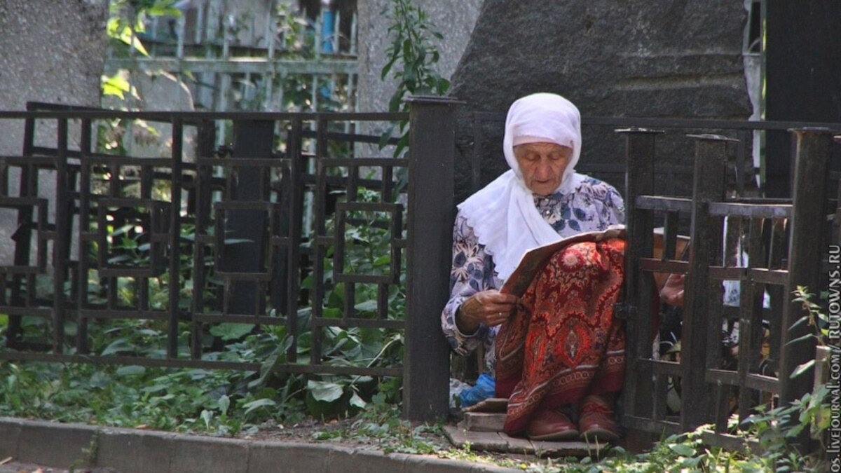 Деревня вдов. Бабушка на кладбище. Старушка на кладбище. Могила бабушки.