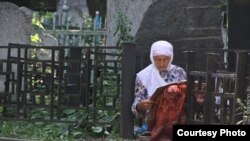 Мөслимә үлгәннәр рухына дога кыла. Яңа татар зираты, Казан.