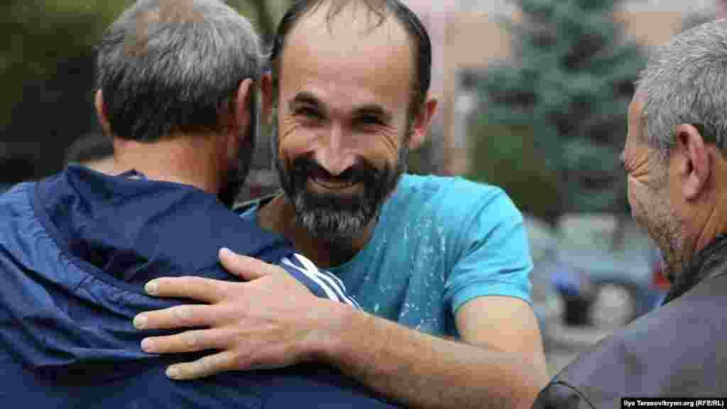 12 kün memuriy apis cezasını çekken faal Marlen Mustafayev Aqmescitteki mahsus izolâtor yanında qarşılana
