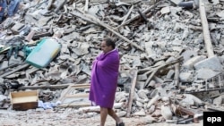 Человек идет по улице города Аматриче после землетрясения, 24 августа 2016 год