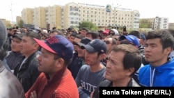 Участники митинга "по земельному вопросу" в Атырау. 24 апреля 2016 года.