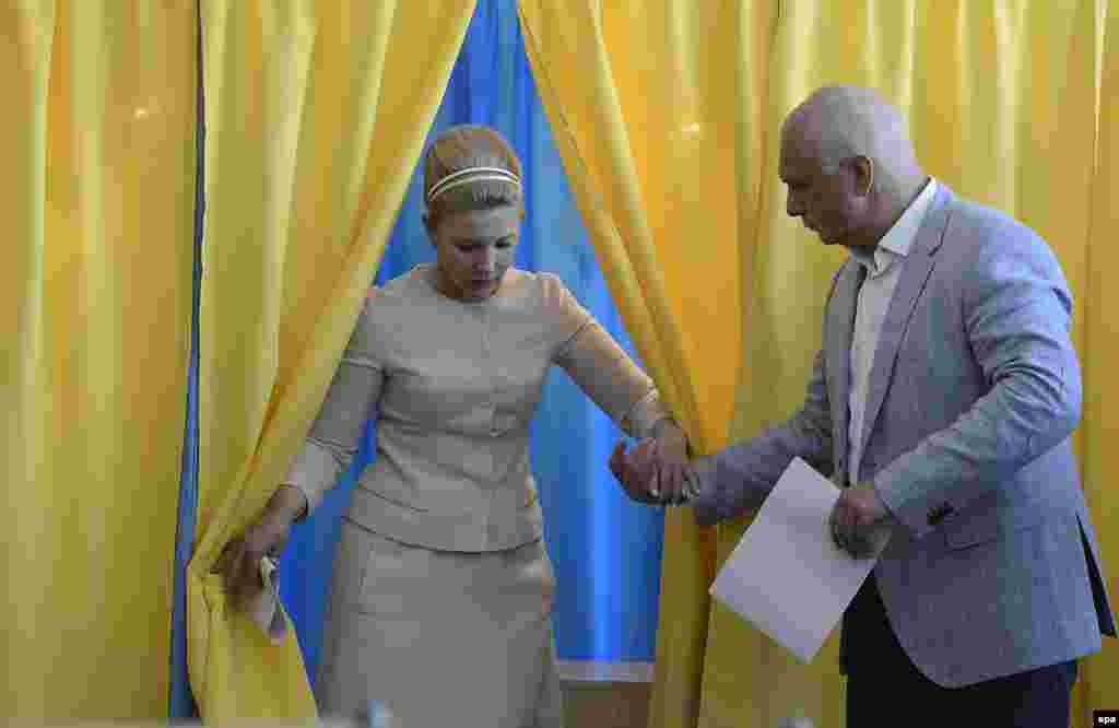 Кандыдат на пасаду прэзыдэнта Юлія Цімашэнка галасавала з мужам Аляксандрам у родным Днепрапятроўску.