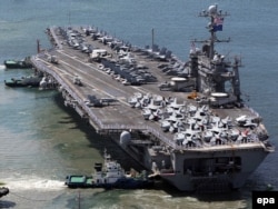 Американский атомный ударный авианосец USS George Washington в порту в Японии. 2024 год