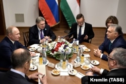 Президент России Владимир Путин (слева) и премьер-министр Венгрии Виктор Орбан (справа) во время встречи в резиденции "Кармелитское подворье", Москва, 30 октября 2019 года