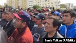 Участники несанкционированного митинга "против продажи земли" в Атырау. 24 апреля 2016 года.
