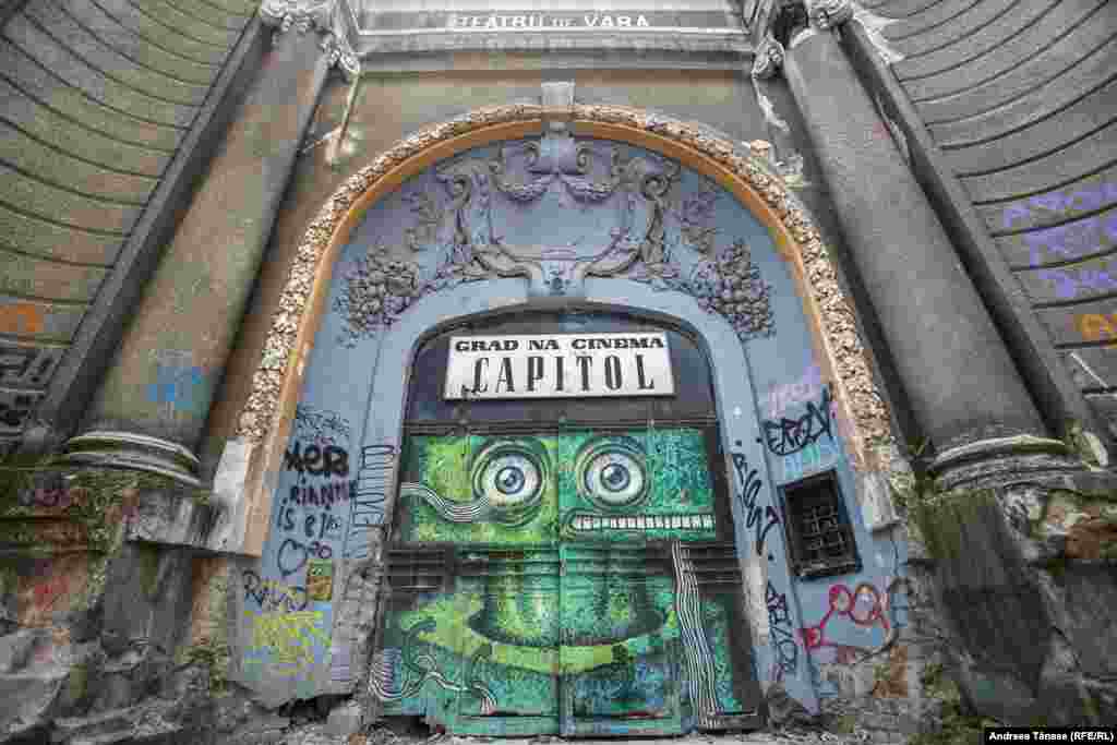 The doorway of the Capitol Summer Theater by Pisica Patrata, also known as Alexandru Ciubotariu. He is among the most well-known street artists in Romania and uses his work to draw attention to important buildings. The Capitol Summer Theater in Bucharest was built at the beginning of the 20th century and is classified as a historical monument.