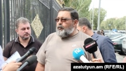 Խորհրդարանի դիմաց ակցիային մասնակցող Արսեն Ղուկասյանի եղբայրը զոհվել է 44-օրյա պետերազմում, եղբոր որդին՝ անհետ կորել: 