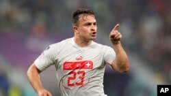 Xherdan Shaqiri i Zvicrës feston pasi shënoi golin e parë të ekipit të tij gjatë ndeshjes së futbollit të grupit G të Kupës së Botës midis Serbisë dhe Zvicrës, në Doha, Katar, 2 dhjetor 2022.