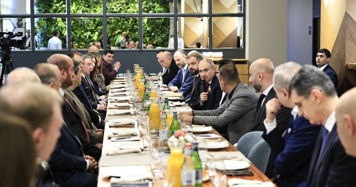 Pashinian In ‘Pre-Election’ Meeting With Armenian Business Leaders