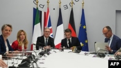 (Зліва-направо) Голова МЗС Британії Іветт Купер, прем’єрка Італії Джорджа Мелоні, прем’єр Британії Кір Стармер, президент Франції Емманюель Макрон і канцлер Німеччини Фрідріх Мерц під час саміту щодо Ормузької протоки, 17 квітня, Париж