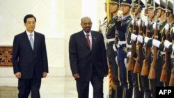 Қытай президенті Ху Цзиньтао судандық әріптесі Омар әл-Баширді қарсы алып жатыр. Бейжің, 29 маусым 2011 жыл.