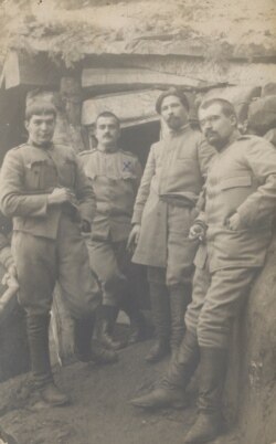 Grup de ofițeri în Moldova, iarna 1916/1917. Sursa: Muzeul Național de Istorie a României