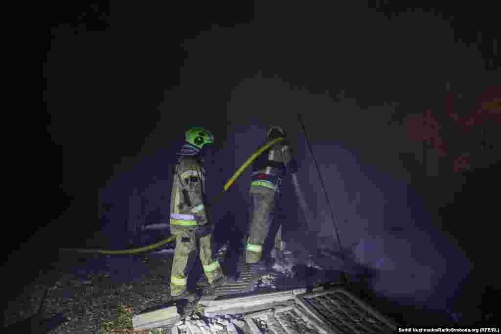 Рятувальники ДСНС працюють на місці удару у Святошинському районі Києва. 22 жовтня 2026 року