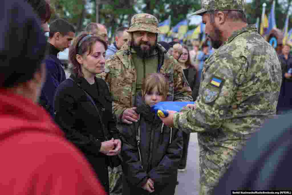 Прапор України, яким була вкрита домовина Миколи Новгородцева, та його державні нагороди передають родині військового