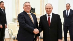 Тодішній прем'єр-міністр Угорщини Віктор Орбан потискає руку російському лідеру Володимиру Путіну під час зустрічі в Москві, 28 листопада 2025 року
