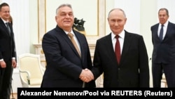 На передньому плані прем’єр-міністр Угорщини Віктор Орбан (ліворуч) і очільник Росії Володимир Путін. Москва, 28 листопада 2025 року