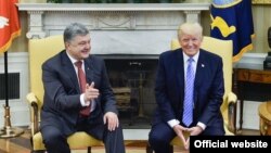 Президенты Украины и США Петр Порошенко и Дональд Трамп во время встречи в Белом доме. Вашингтон, 20 июня 2017 года