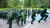 Soldați ai armatei ruse intră într-o secție de votare din Sankt-Petersburg pentru a vota pentru Duma de Stat, Camera inferioară a parlamentului rus - 17 septembrie 2021