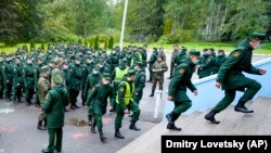 Soldați ai armatei ruse intră într-o secție de votare din Sankt-Petersburg pentru a vota pentru Duma de Stat, Camera inferioară a parlamentului rus - 17 septembrie 2021