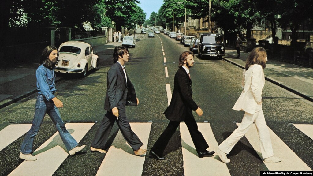 George Harrison, Paul McCartney, Ringo Starr, John Lennon, traversează Abbey Road. Londra, 8 August 1969