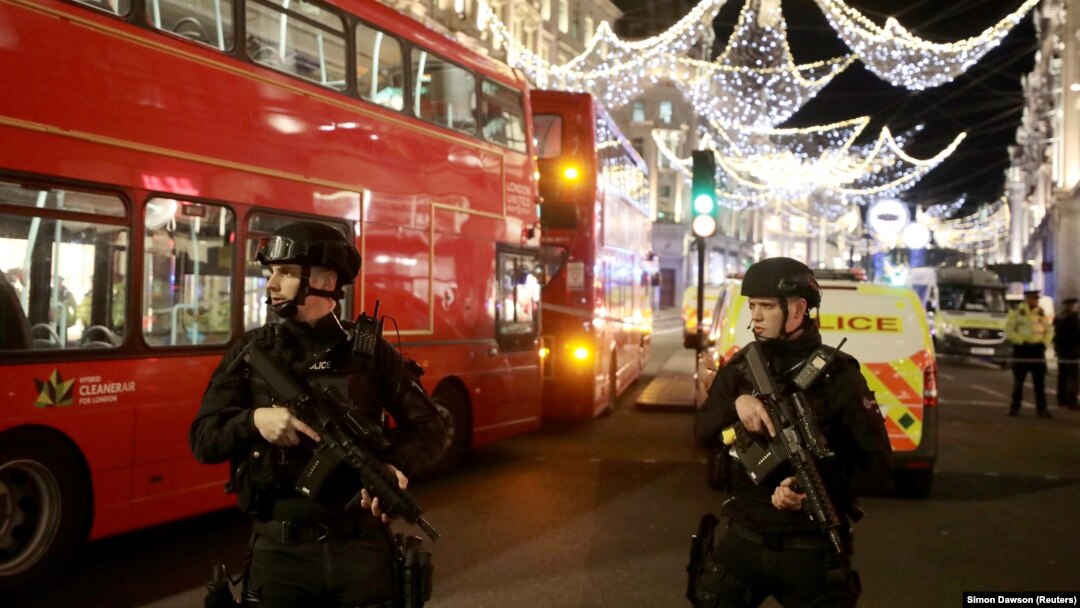 Лондонская олиция на месте происшествия на Оксфорд Стрит, 24 ноября 2017