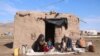 Një familje afgane e zhvendosur nga shtëpia, shihet jashtë një vendbanimi të përkohshëm në Herat. Janar 2020