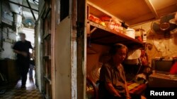 ფოტო არქივიდან: ჰონგ-კონგი, ქალი ზის ე.წ. ბინა-გალიაში 