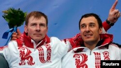 Алексей Воевода (справа) и Александр Зубков на Олимпийских играх в Сочи, 2014 год (Архивное фото)