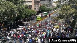 Участники акций протеста в центре Тегерана, 25 июня 2018 года 