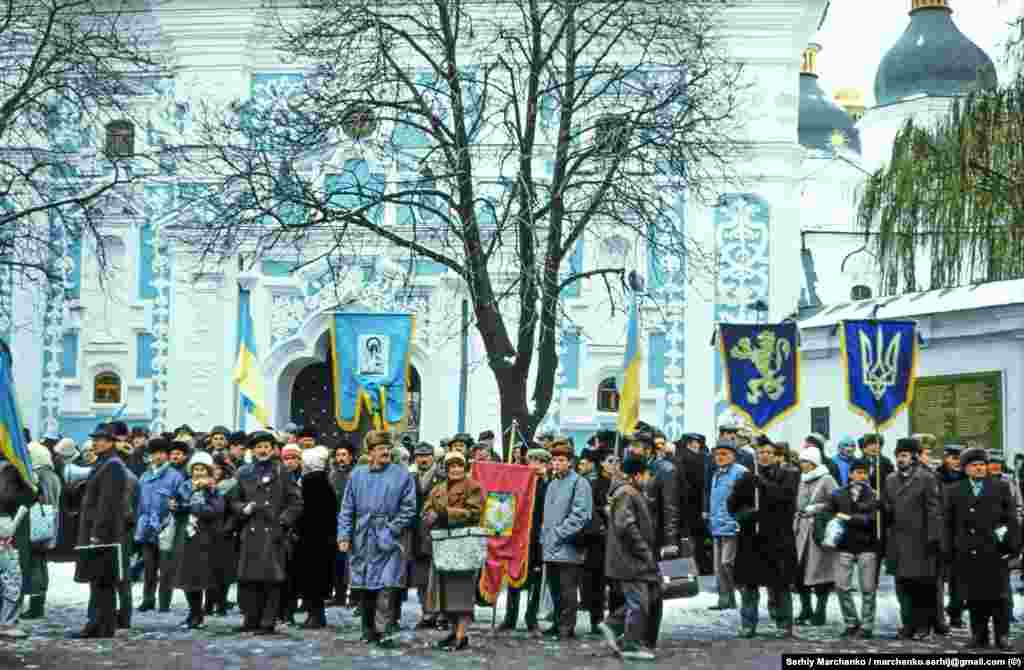 Люди біля Софійського собору, які очікували на прибуття інших учасників перепоховання із трунами трьох дисидентів