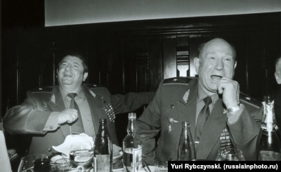 Суреттер мен сипаттамалар: Таңертең барлық жігіттер жыныстық қатынасты қалайды.