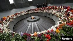 Архива: Луѓе тагуваат во Меморијалниот музеј на ерменскиот геноцид во Ереван. 