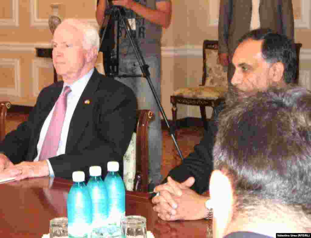 La masa de discuții, John McCain și ambasadorul Statelor Unite la Chișinău