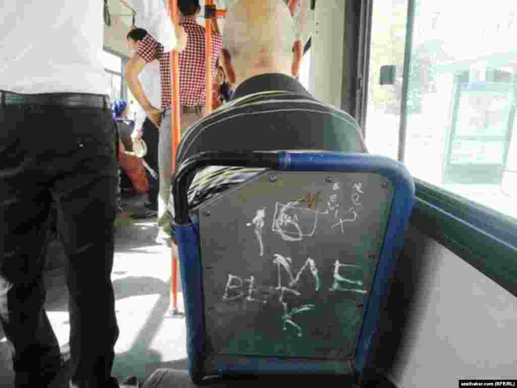 Aşgabatda gatnaýan bir awtobusyň içi