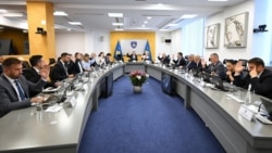 Qeveritarët në detyrë duke votuar gjatë një mbledhjeje.