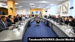 Qeveritarët në detyrë duke votuar gjatë një mbledhjeje.