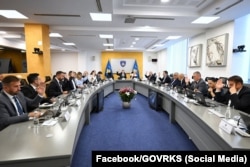 Kabineti qeverisës në detyrë, duke votuar gjatë një mbledhjeje. Foto nga arkivi.