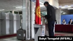 Один из избирательных участков в Бишкеке во время рефрендума. Апрель 2021 года.
