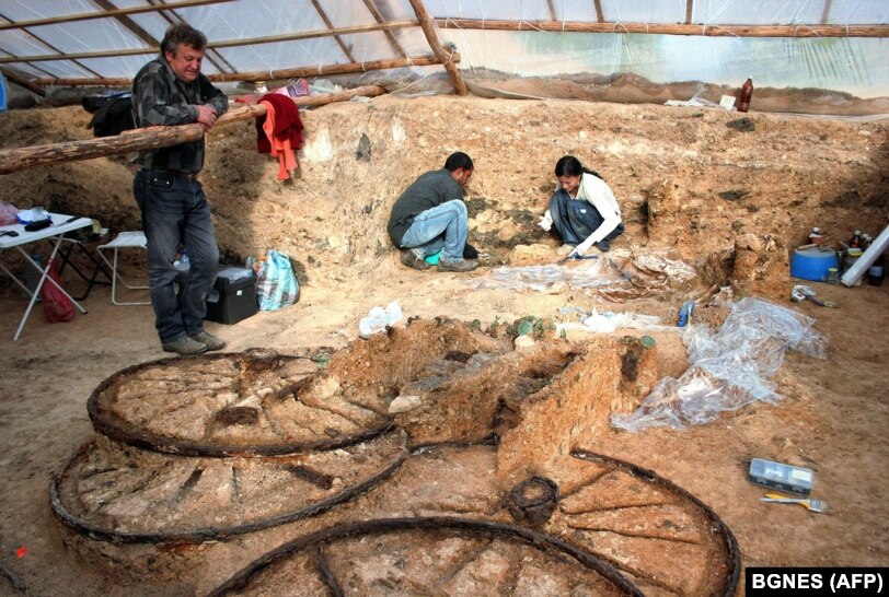 Bulgarian archaeologist Veselin Ignatov (left) oversees the uncovering of the famous chariot in 2008.