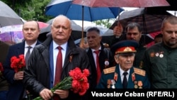 Liderul socialist, Igor Dodon, purtând „panglica Sfântului Gheorghe” la marșul de 9 mai din 2025, la Chișinău