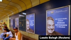 Afișe guvernamentale cu George Soros purtând următoarea explicație „Nu-l lăsați pe Soros să râdă pentru ultima dată”, Budapesta, iulie 2017