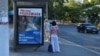 Реклама кандидата в губернаторы Михаила Развожаева на автобусной остановке в Севастополе, август 2020 года