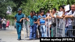Узбекский милиционер охраняет ограждение. 